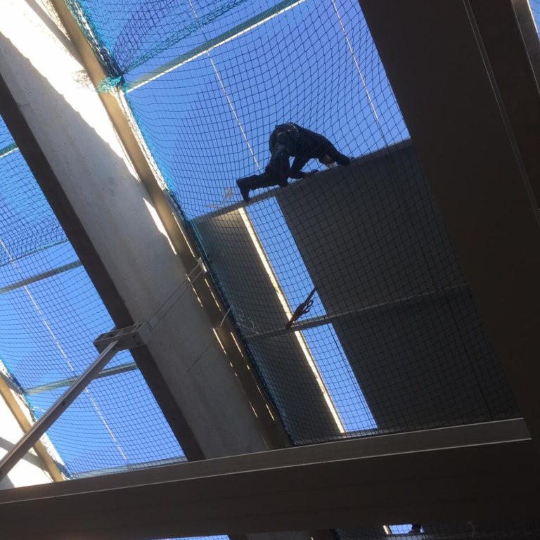 mann-arbeitet-ueber-personenauffangnetz