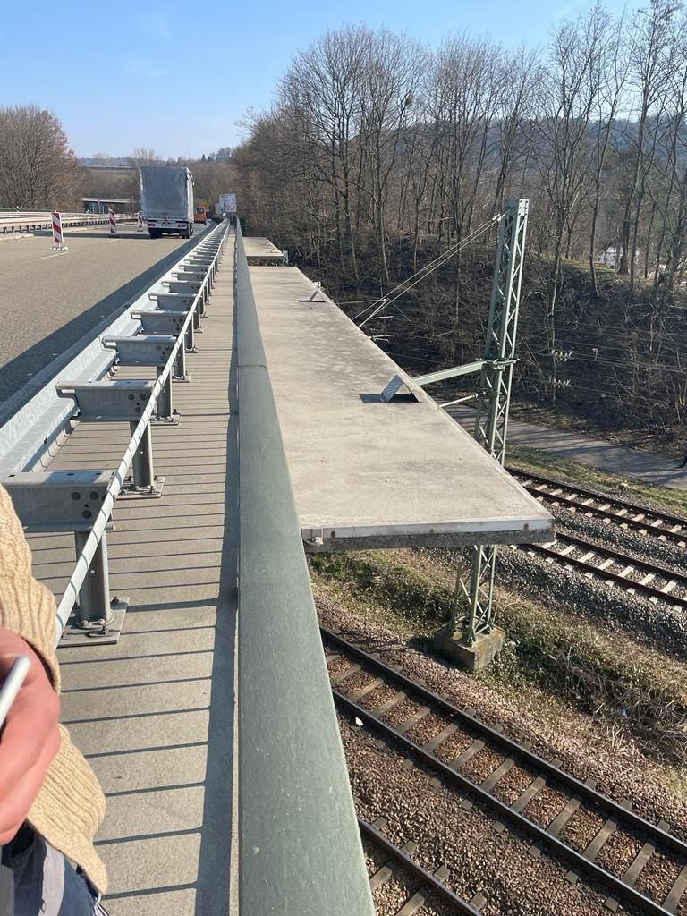 Montage Sicherung Bahnbrücke